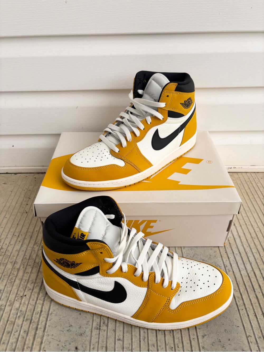 AIR JORDAN 1 RETRO HI OG- /YELLOW OCHRE/BLACK-SAIL
JAUNE OCRE/VOILE/NOIR